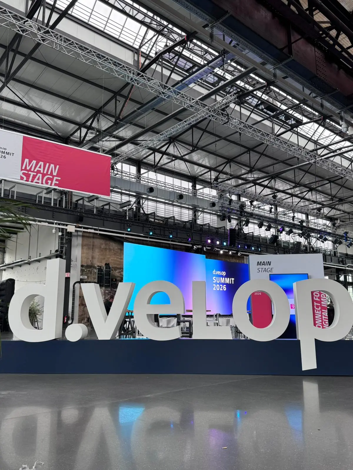 Die d.velop-Buchstaben auf der Main Stage des d.velop summit 2026 im Areal Böhler