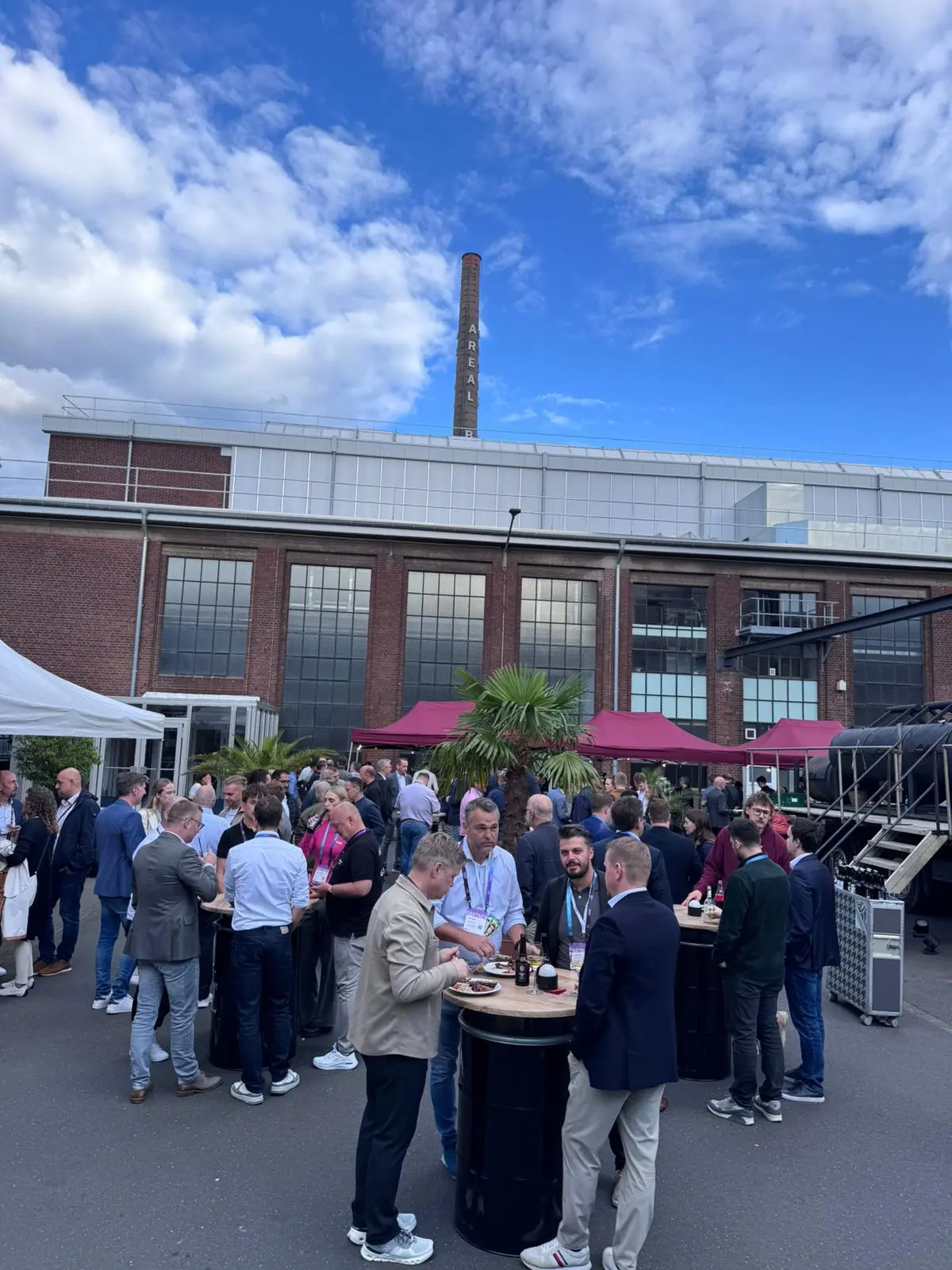 Abendliches Networking vor der Industriehalle des Areal Böhler