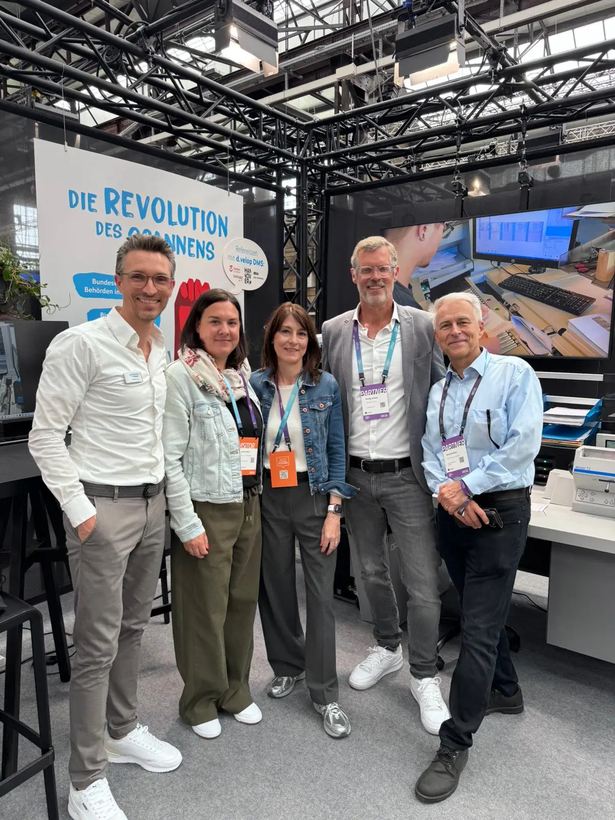 Unser Team vor dem Banner Die Revolution des Scannens am Messestand