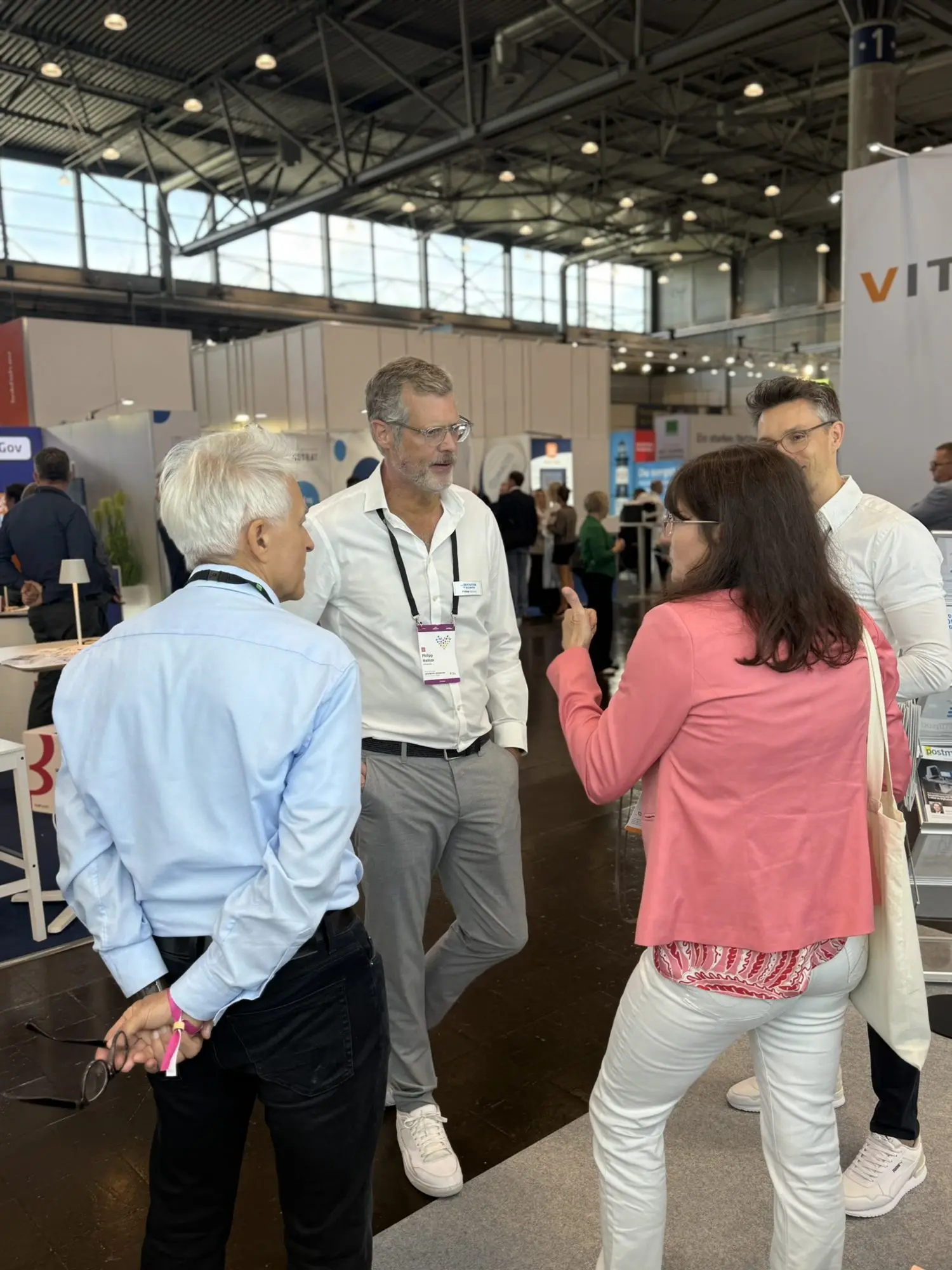 Gesprächsrunde in der Ausstellungshalle des KGSt-Forums