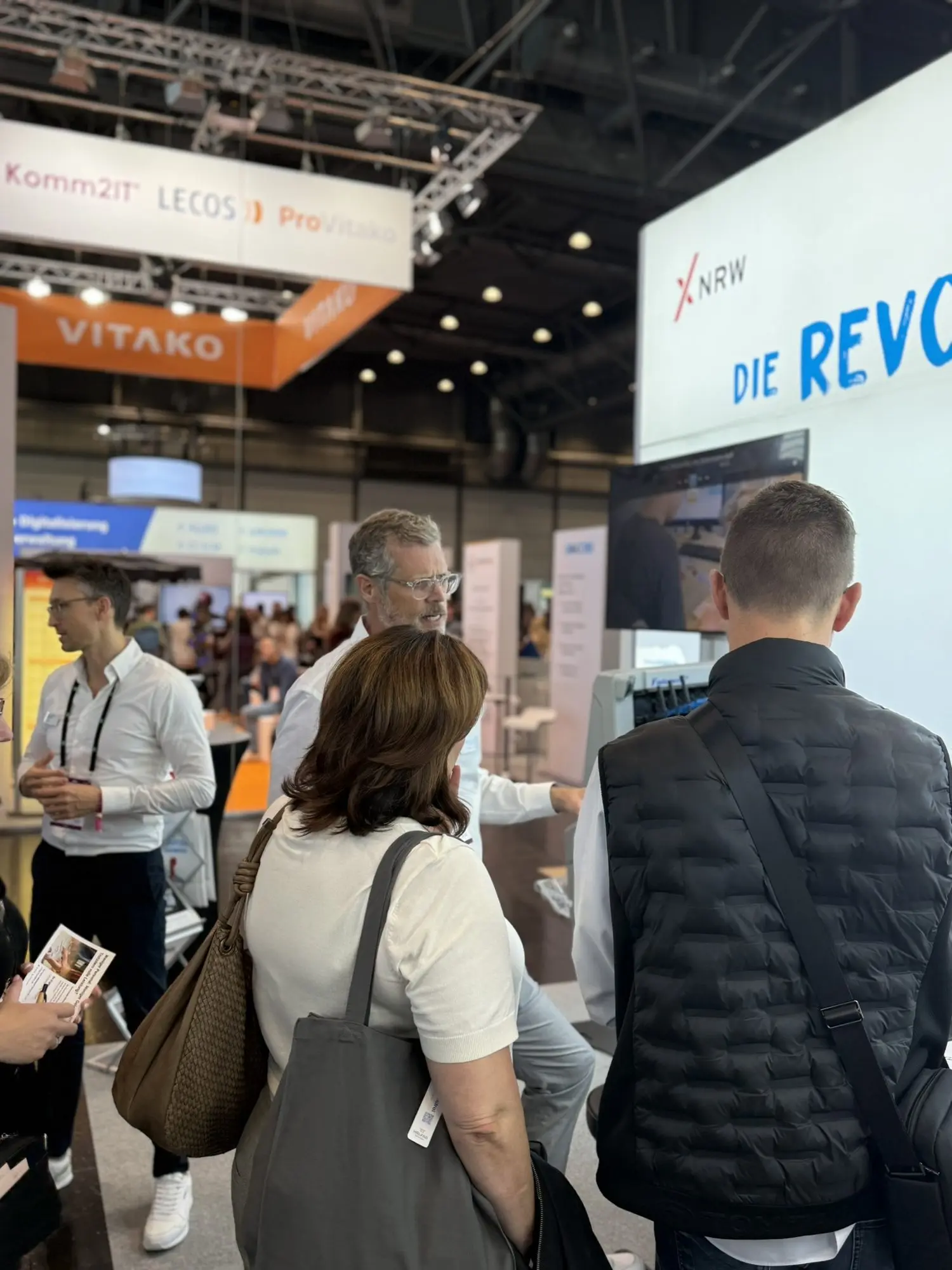 Besucherinnen und Besucher am X-NRW-Stand in der Ausstellungshalle