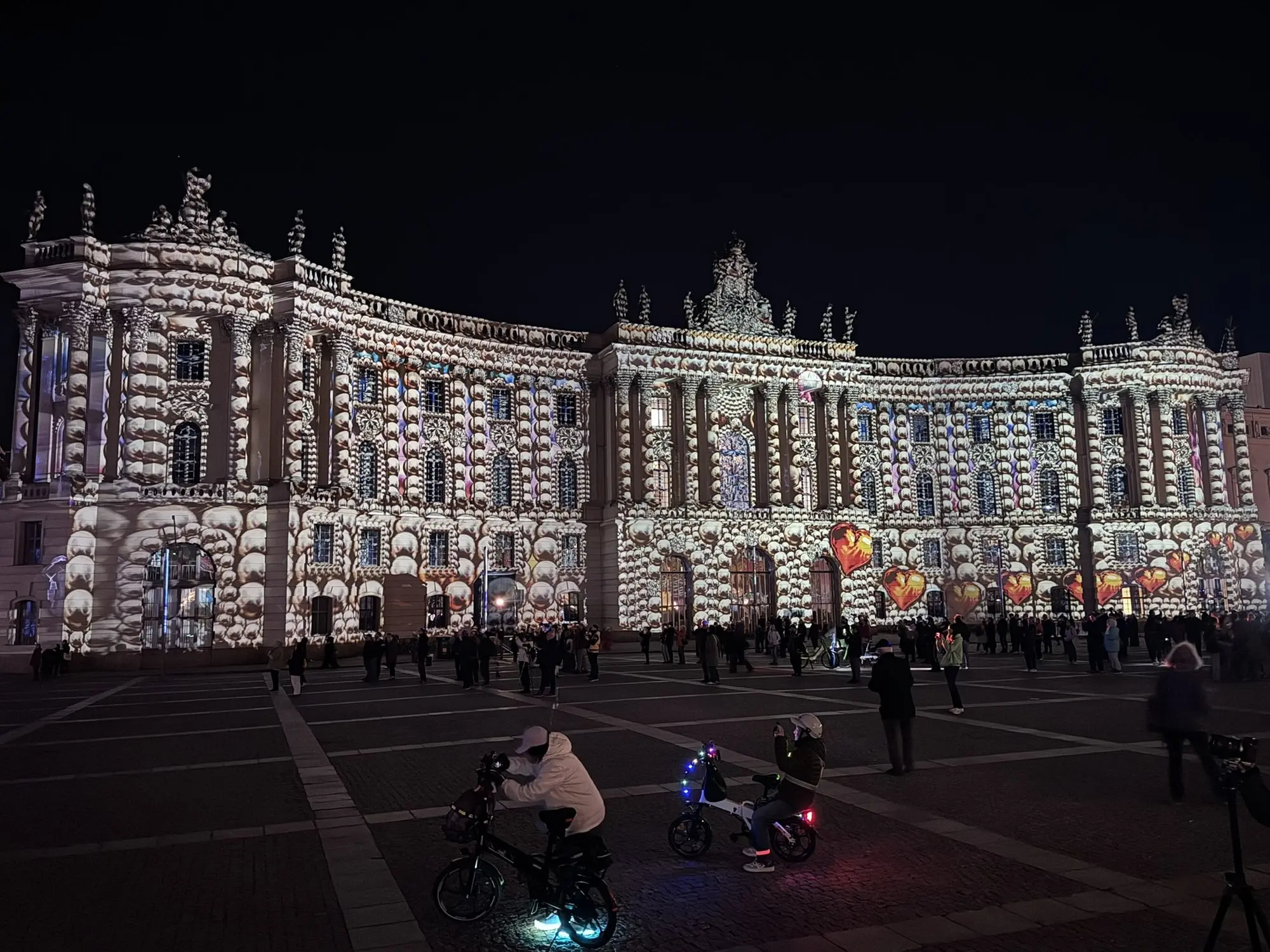 Historische Fassade am Bebelplatz bei Nacht, mit bunten Lichtprojektionen angestrahlt