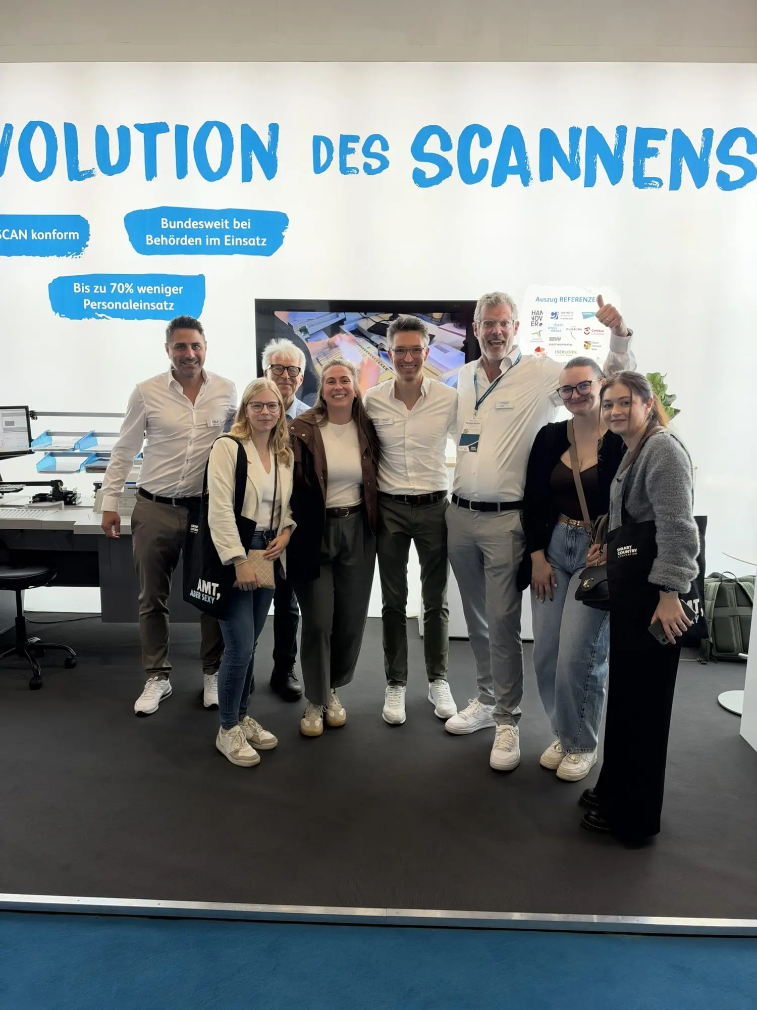 Gruppenbild am X-NRW-Stand mit Besucherinnen und Besuchern vom Landratsamt Nordsachsen