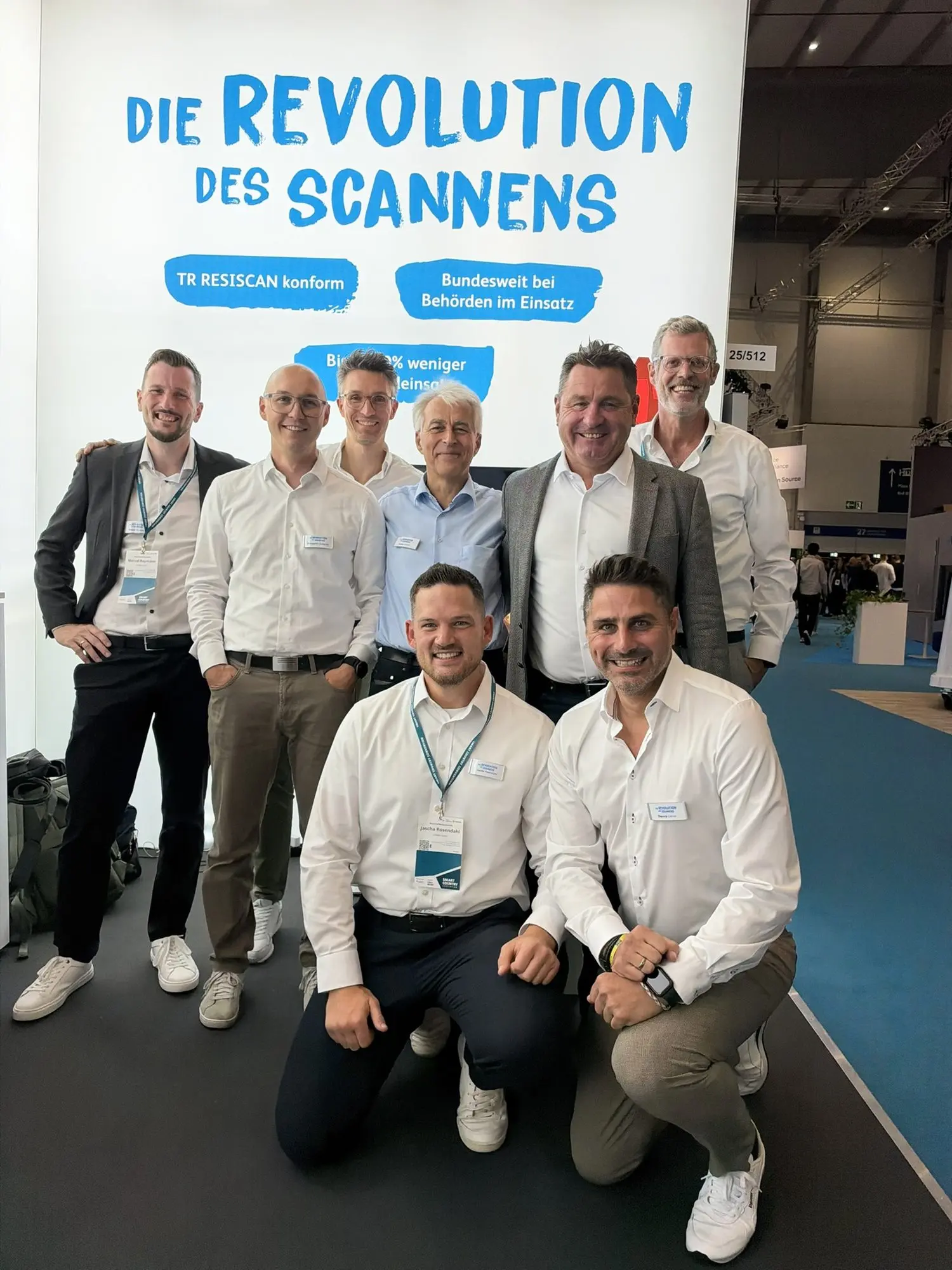 Das Standteam von X-NRW als Gruppenbild vor der Markenwand